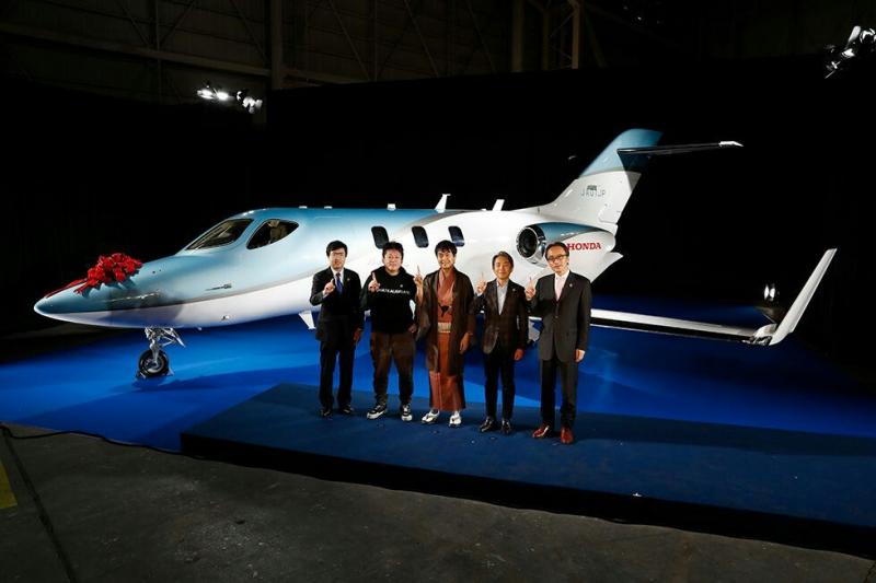 Serah terima pesawat Hondajet Elite pertama kepada konsumen di Jepang. (foto : honda)