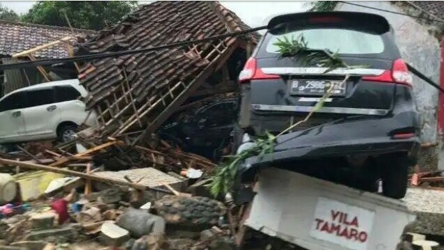 Sejumlah kendaraan terdampak dari tsunami Selat Sunda, kini diamankan Polda Banten. (foto : ist)