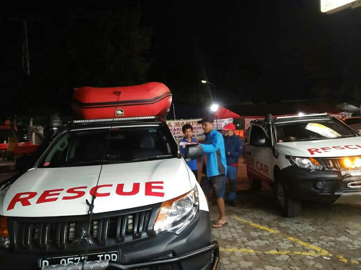 Mobil double cabin IOF langsung terjun ke lokasi terdampak tsunami di wilayah Banten. (foto : ist)