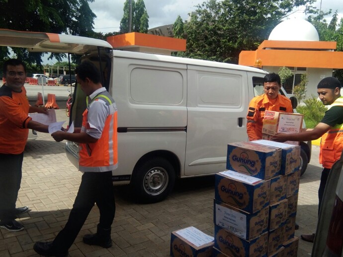 Tim Search and Rescue Grup Astra bersama petugas setempat bahu membahu distribusi bantuan di kantor BPBD Pandeglang. (foto : astra)