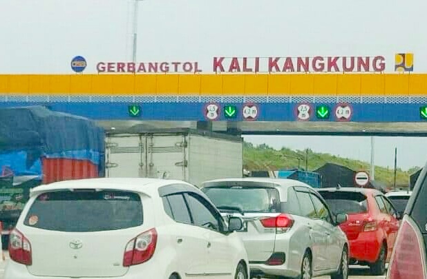 Jalan Tol Batang-Semarang masih berlaku gratis selama libur Natal dan tahun baru. (foto: Budi Santen)