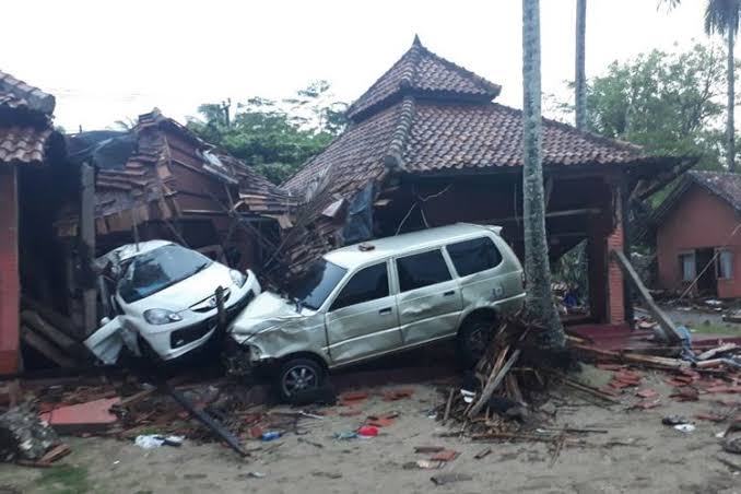 Puluhan kendaraan tercatat rusak parah akibat bencana tsunami di Banten. (foto: ist) 