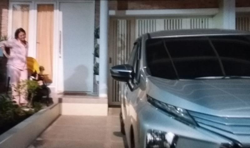 Mitsubishi Xpander setia menemani Mamet dan Milly beraktivitas. (foto: ist)