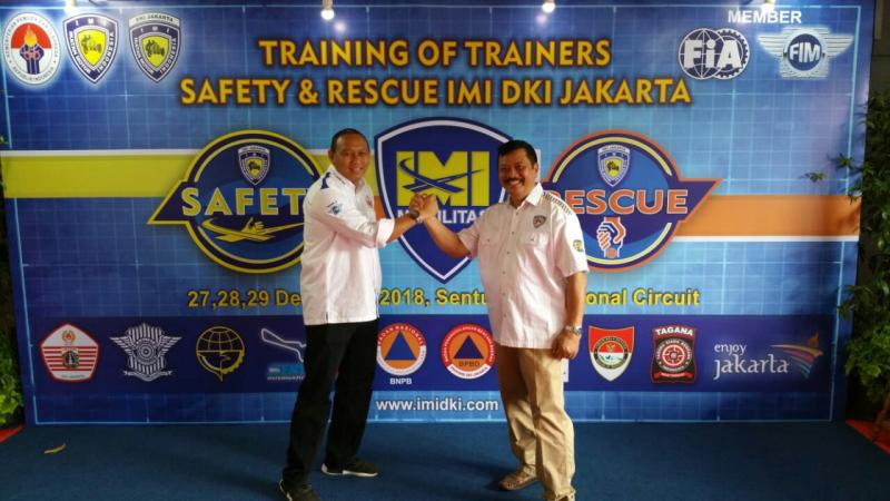 Salam komando Kombes Ipung Purnomo dan Ketua IMI DKI, Anondo Eko sebelum memulai Training of Trainners. (foto : hilary)