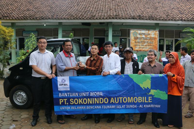 Herman Jaya dari PT. Sokonindo Automobile langsung mendonasikan kepada relawan tsunami Selat Sunda. (foto : ist)