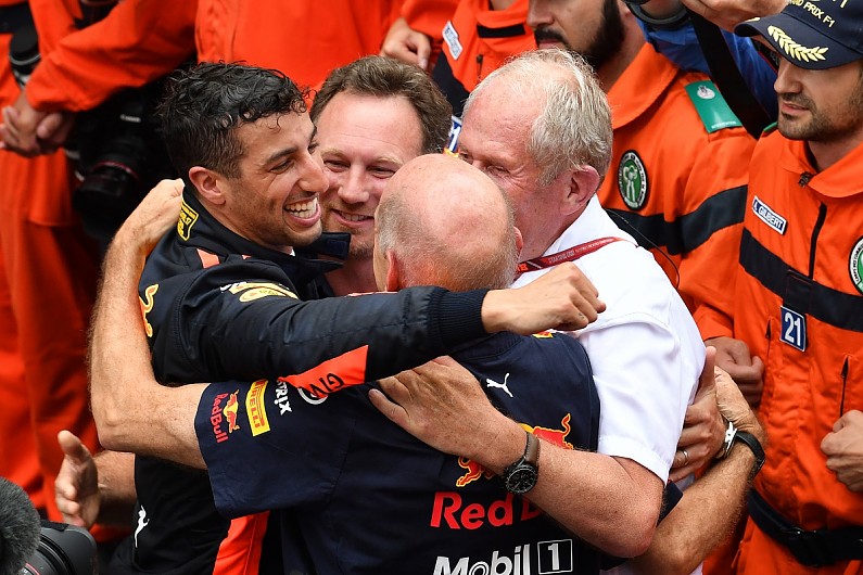 Kekompakan Daniel Ricciardo bersama kru dan ofisial tim Red Bull