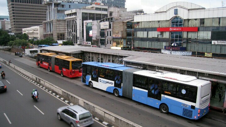 Dengan rute yang menjangkau hampir semua ruas jalan di Jakarta, Transjakarta semakin diminati. (foto : ist)