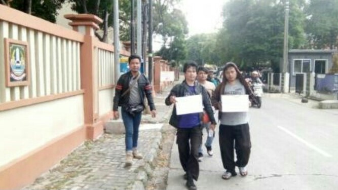 Para jurnalis Bekasi galang dana untuk disumbangkan kepada korban tsunami Selat Sunda. (foto : suara.com)