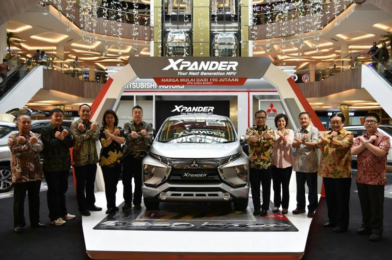 Pameran Mitsubishi Xpander di sejumlah kota besar di Indonesia mampu menyedot banyak perhatian pengunjung. (foto: ist)