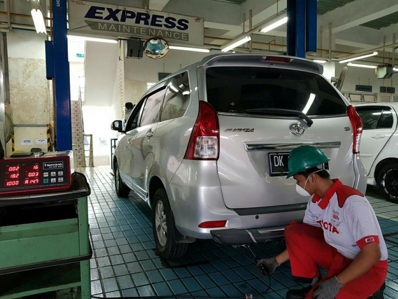 Mekanik Auto2000 sedang melakukan pengecekan emisi pada mobil Toyota Avanza. (foto : ist)