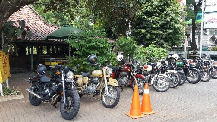 Komunitas BAT suka ke Warsol karena parkir luas, menu Jawa Tengah-an serta banyak motor klasik. (foto : warsol)