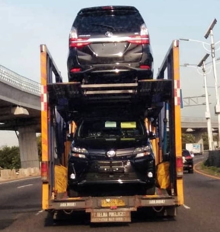 Truk pengangkut New Avanza 2019 sudah mulai tampak di jalan tol Cikampek dan Tol Trans Jawa. (foto: istimewa / @raffaneza06)