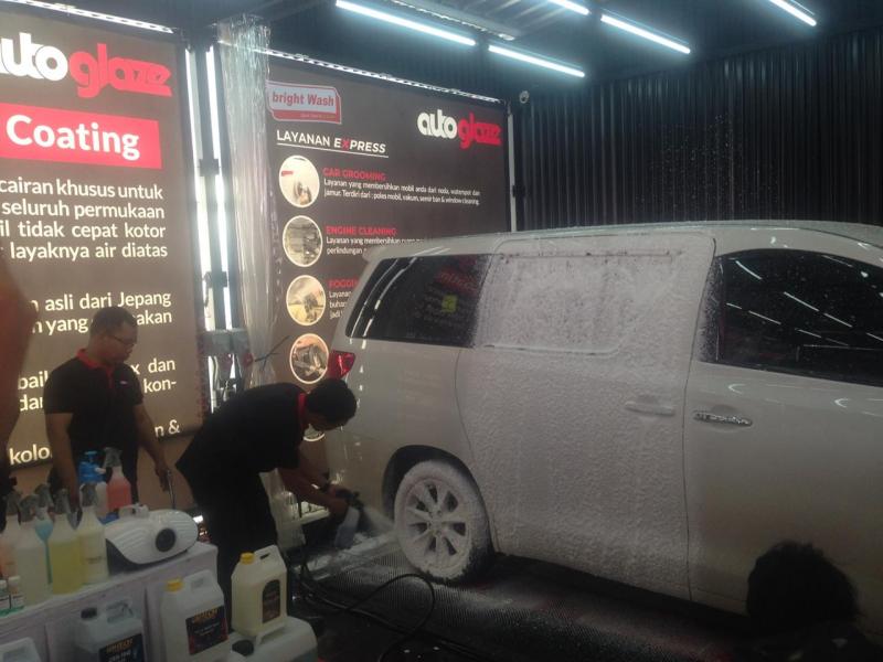 Layanan cuci mobil dengan konsep touchless di Pertamina Bright Wash by Autoglaze Car Wash