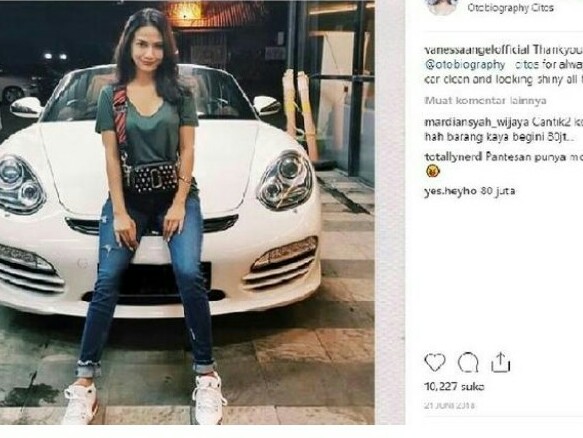 Vanessa Angel dengan mobil Porsche-nya di akun instagramnya. (foto : ig vanessa)