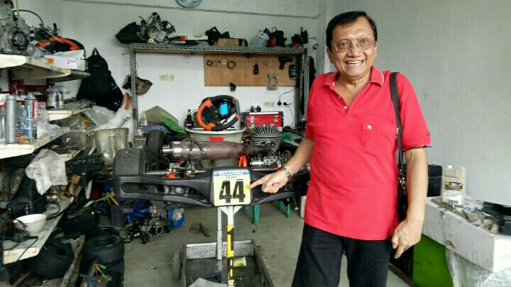 Irjen Anang Boedihardjo menunjuk nomor 44 yang dipakai untuk gokart Daffa AB, sama dengan mobil juara dunia  F1 Lewis Hamilton. (foto : bs)