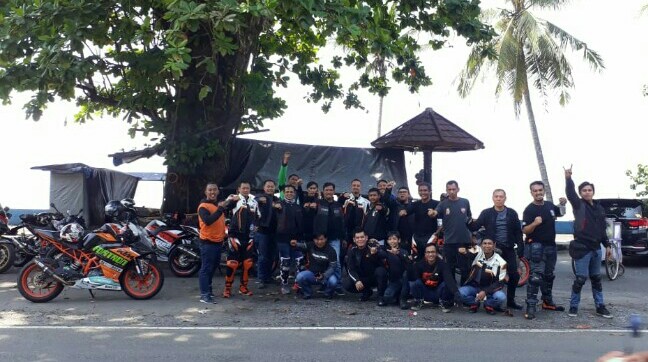 Perayaan ultah pertama KTM Owner Community Indonesia di resort Sawarna, Banten. (foto : ist)