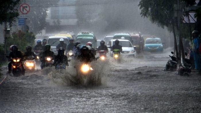 Bahaya selalu menanti saat berkendara dibawah guyuran hujan (ist)