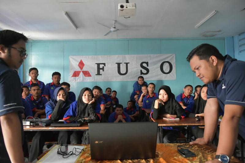 Fuso belajar & menginspirasi tahap 2 untuk SMK di Indonesia. (foto : ist)