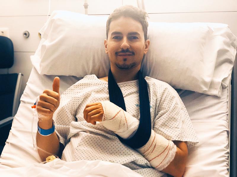 Kondisi Lorenzo pasca operasi di lengan kiri (foto: twitter/lorenzo99)