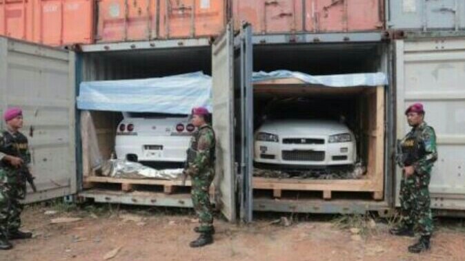 Aparat dari TNI Angkatan Laut menjaga kontainer berisi mobil selundupan dari Singapura. (foto : batamnews)