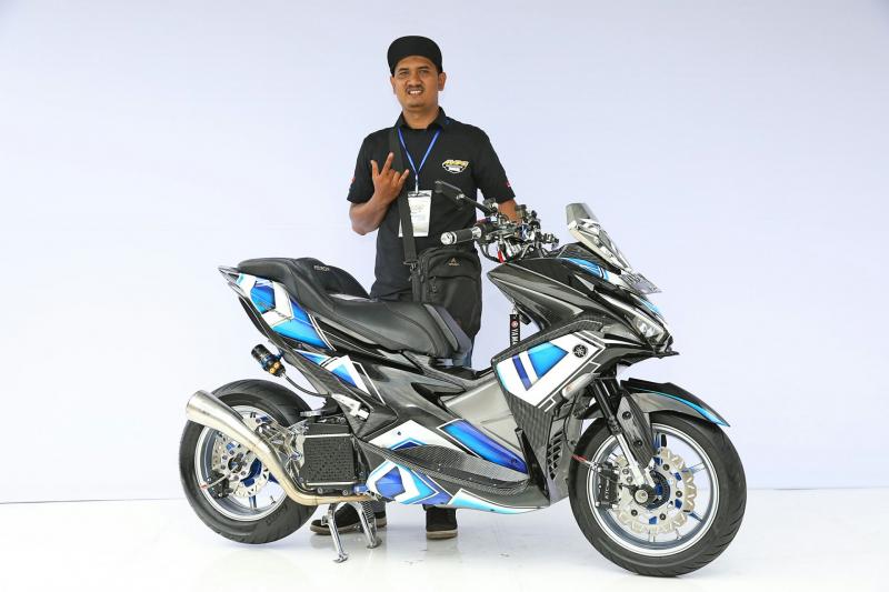Salah satu pemenang CustoMAXI Medan, desain motornya bernuansa racing. (foto : ist)