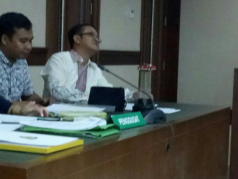 DR Suyud Margono SH. M.Hum (kanan), mengaku penting menghadirkan saksi dari unsur pembalap dan IMI. (foto : bs)