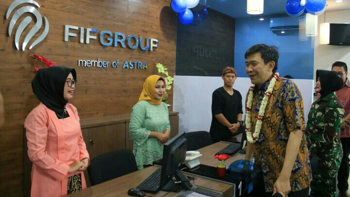 Margono Tanuwidjaja usai meresmikan kantor cabang FIFGroup di Soreang, Bandung. (foto : ist)