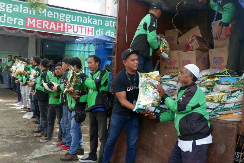 Gojek Peduli salurkan 15 ton paket bantuan untuk banjir dan longsor di Sulawesi Selatan. (foto : ist)