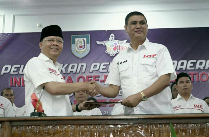 Ketua Umum Pengprov IOF Bengkulu Rohidin Mersyah (kiri) dan Irjen Pol Sam Budigustian. (foto : ist)