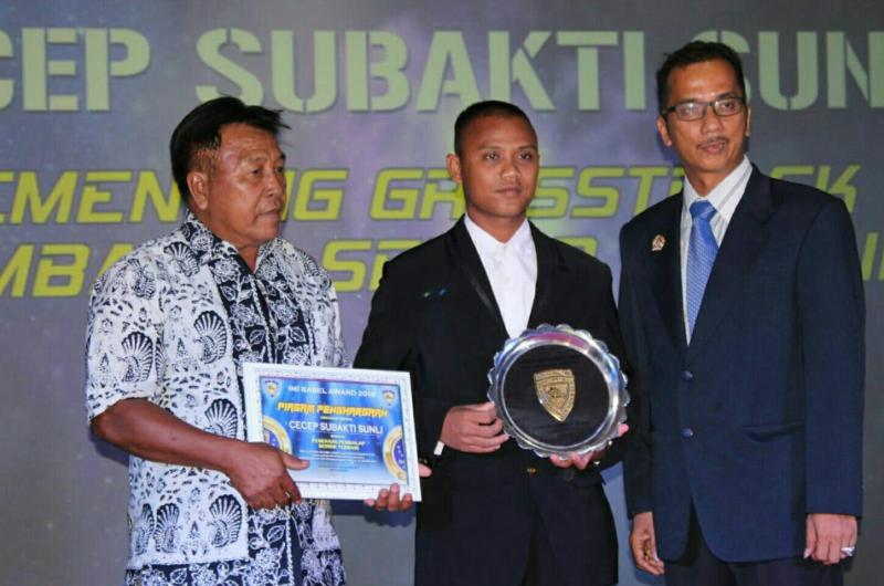 Cecep Subakti Sunli menerima award kategori Pembalap Senior. (foto : ist).