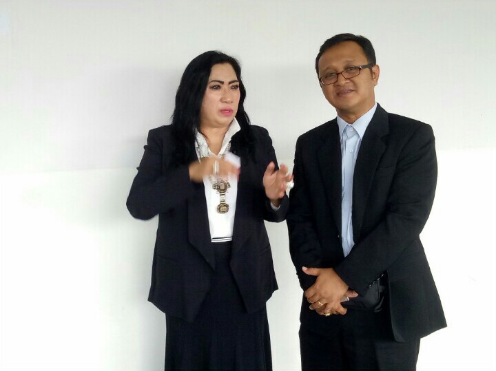DR Cita Citrawinda Noerhadi dan DR Suyud Margono, sesama dosen senior Universitas Indonesia ahli tentang HAKI. (foto : bs)