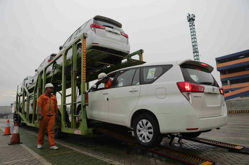 Toyota Innova siap dikapalkan untuk diekspor ke beberapa negara. Ekspor mobil merek Toyota naik 4 persen pada 2018. (foto : Ist)