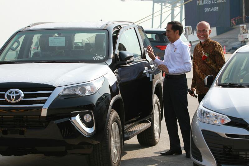 Warih Andang Tjahjono mendampingi Presiden Jokowi saat peresmian ekspor Toyota yang ke 1 juta unit. (foto : ist)