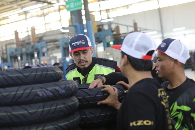 Member Kawasaki z250 Owners Indonesia (KZOI) lihat langsung proses produksi ban di pabrik Corsa
