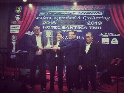 Dari kanan : Titus Wahyudi, Amiauw Tjen, Rudi SL dan wakil dari Ahmad Fadilah dari Fastron Jakarta Ban RT. (foto : bs)