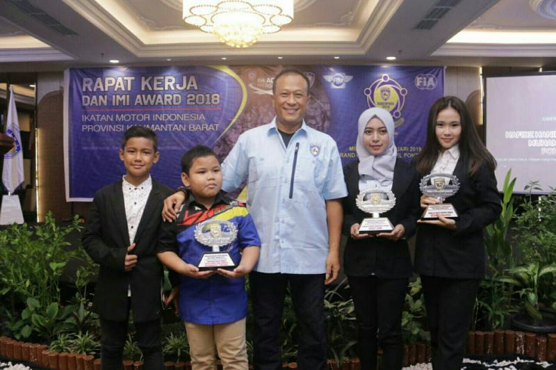 Kapolda Kalbar Irjen Didi Haryono serahkan award kepada dua crosser juara Mini Moto. (foto : nasri)