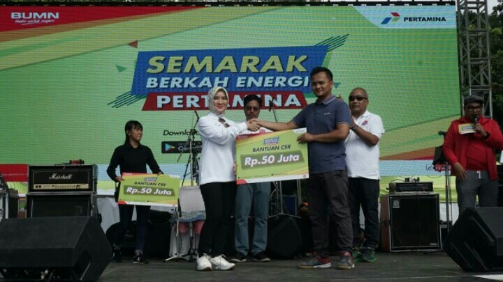 Dirut Pertamina Nicke Widyawati menyerahkan CSR di acara Semarak Berkah Energi Pertamina. (foto : ist)