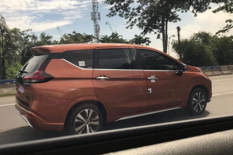 Wujud MPV ini bisa dibilang diduga kuat adalah calon New Nissan Livina. Paling kentara adalah kelir bodi orange khas Nissan yang juga diterapkan pada SUV X-trail. (istimewa)