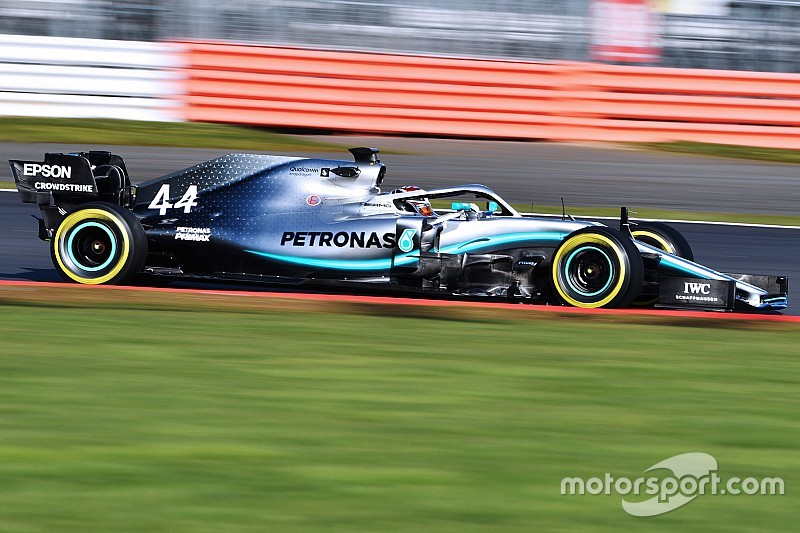 Hamilton jajal mobil anyar F1 Mercedes W10 di Sirkuit Silverstone, Inggris (ist)
