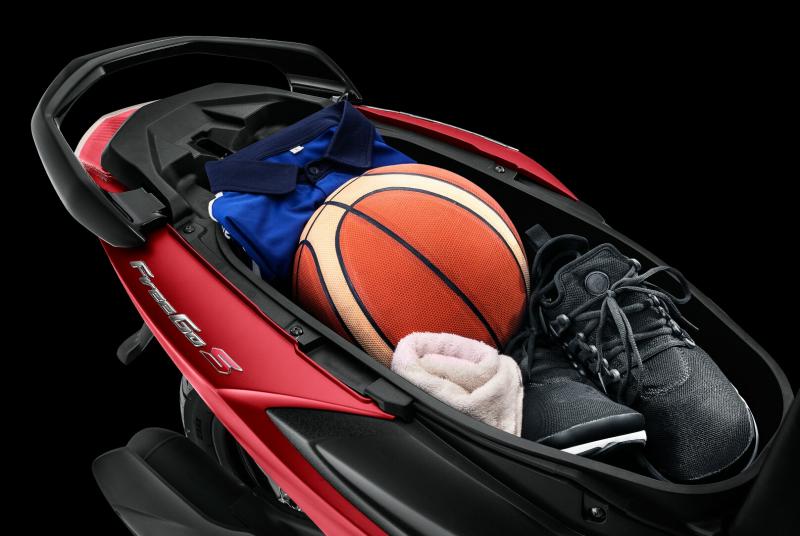 Free Go kaum milenial memanfaatkan motor untuk peralatan basket. (foto : ist)