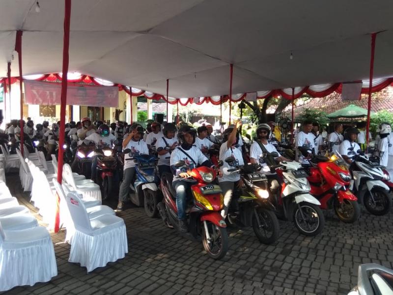 Sebelum rombongan dilepas berangkat, ratusan riders ini mendapat pembekalan safety riding secara umum dari Kombes Ipung Purnomo, perwakilan dari IMI Pusat. (anto)