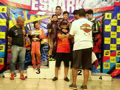 Irjen Anang Boedihardjo menerima trofi sebagai tim terbaik, bersama pegokart P-Five Racing Team. (foto : bs)