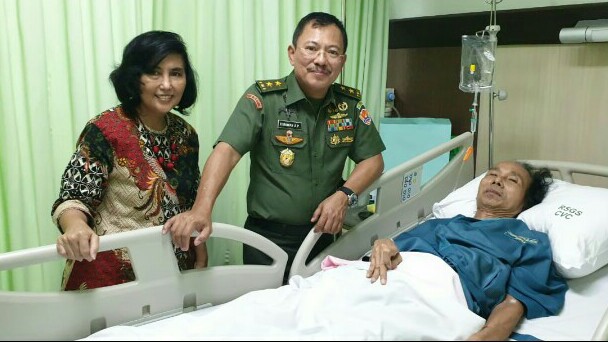 Sidarto SA masih terbaring bersama dokter Terawan Agus Putranto dan mbak Suzy. (foto : ist)