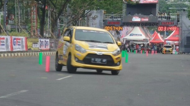 Aksi peserta Asia Auto Gymkhana Competition di jalan Pahlawan Semarang tahun 2017. (foto : ist)