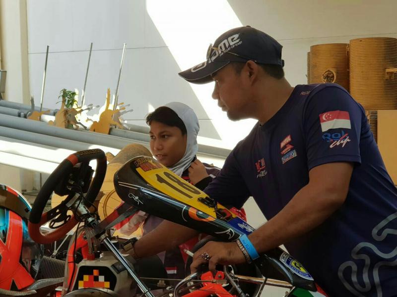 Daffa AB bersama mekanik tengah bersiap melakukan start di KF1 Singapura. (foto : ist)