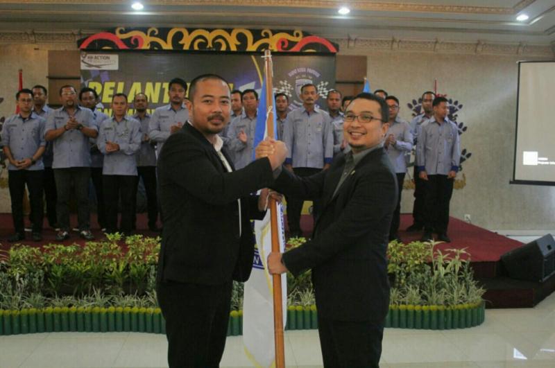 Juferri Simon resmi dilantik Sadikin Aksa sebagai Ketua Pengprov IMI Kalteng. (foto : billy)
