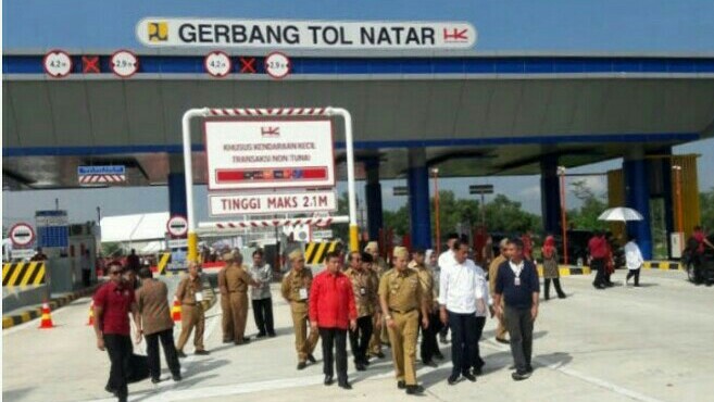 Presiden Jokowi meresmikan jalan tol di Natar, Lampung, Jumat (8/3/2019) lalu. 