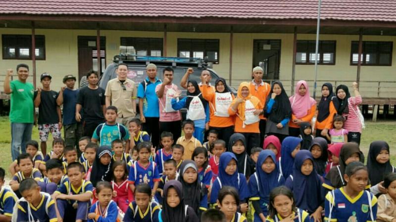 Tim Adventura & Sahabat Petualang Foundation Sambangi Desa Teluk Sumbang di Berau