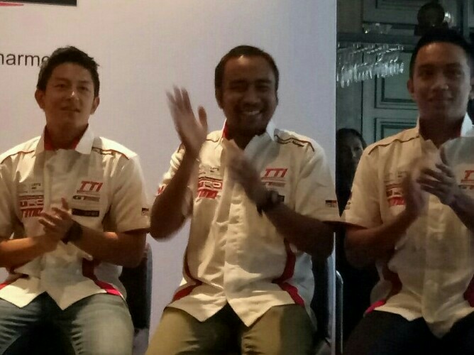 Dari kiri : Rio Haryanto (advisor), Haridarma Manoppo dan Demas Agil, skuad TTI di balap mobil ISSOM 2019. (foto : bs)