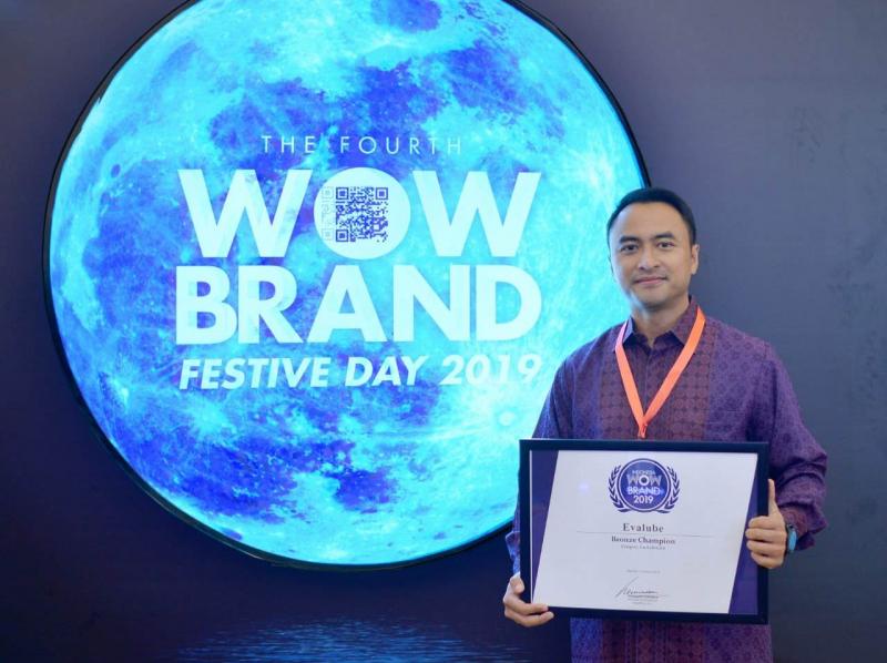 Direktur Utama Evalube, Meinarko Dananto menerima penghargaan Indonesia WOW Brand 2019 